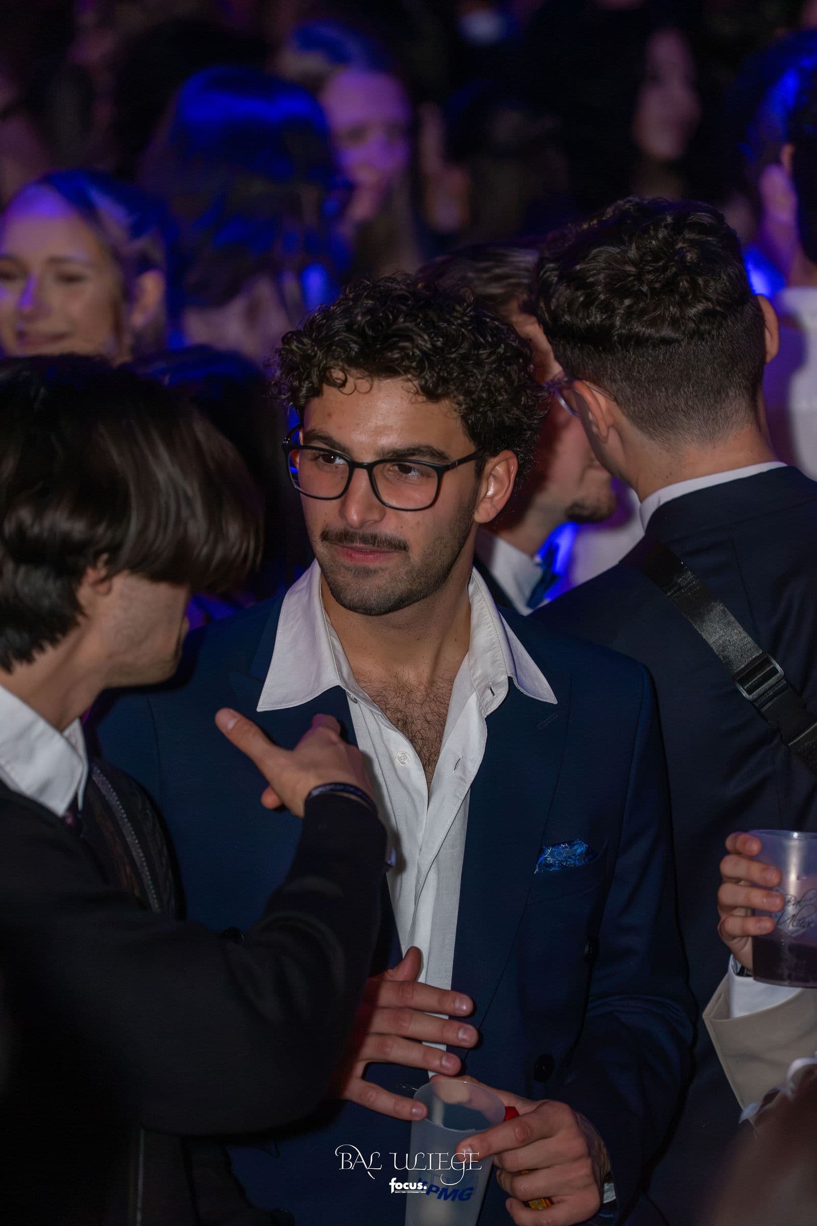 Un invité en costume au milieu de la foule