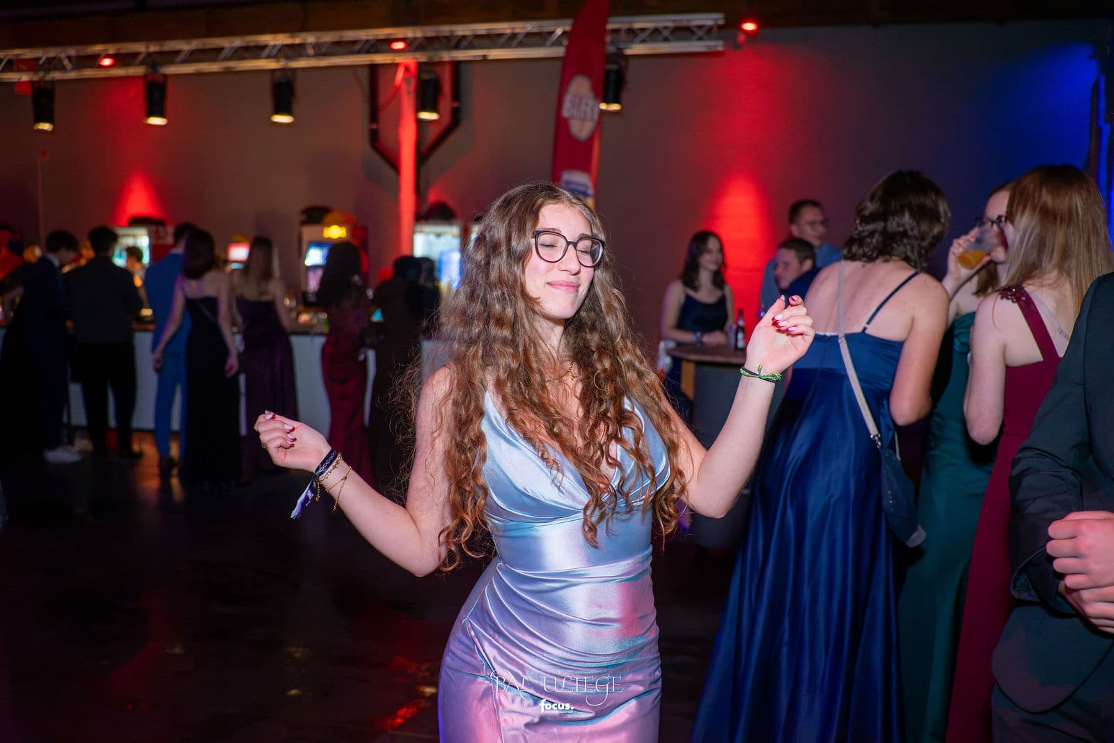 Une invitée danse en robe argentée