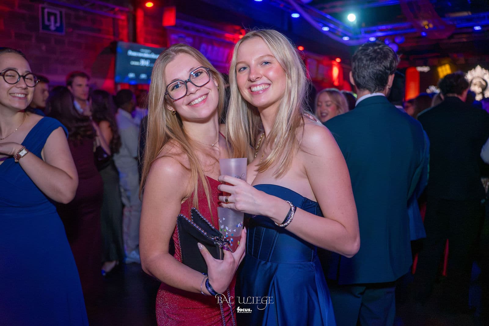 Deux amies, un verre à la main
