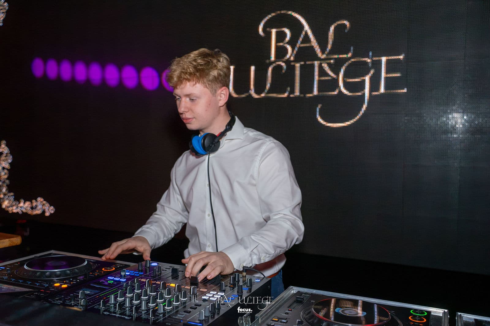 Le DJ aux platines devant le lettrage Bal ULiège