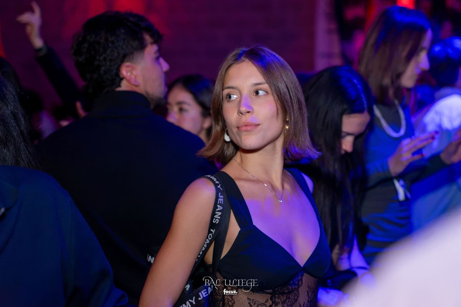Une invitée sous la lumière bleue