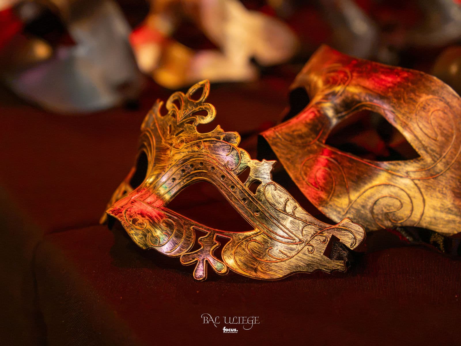 Deux masques dorés posés sur une table