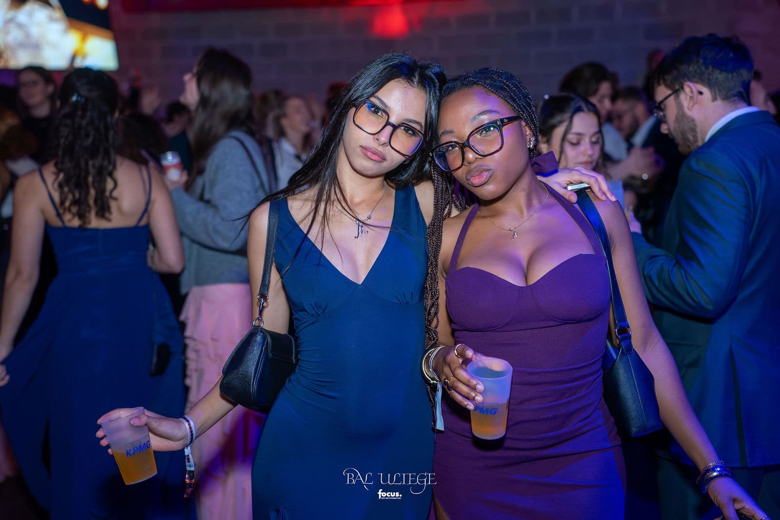 Deux amies en robes bleue et violette