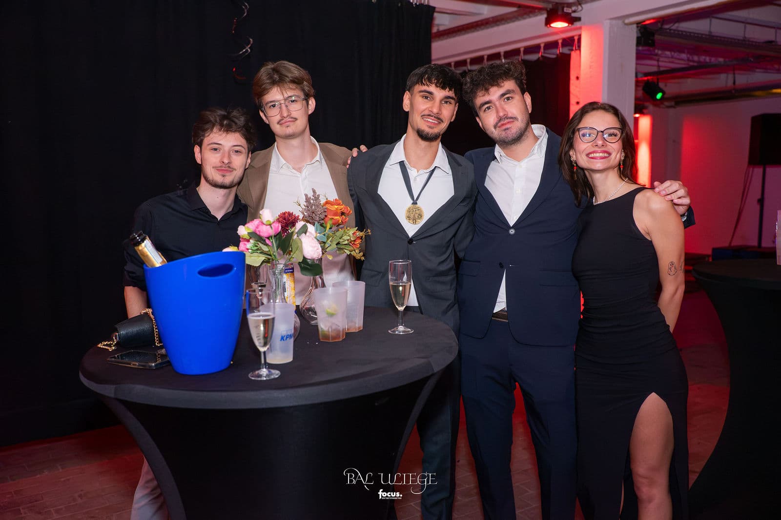 Un groupe d’amis autour d’une table, fleurs et bulles