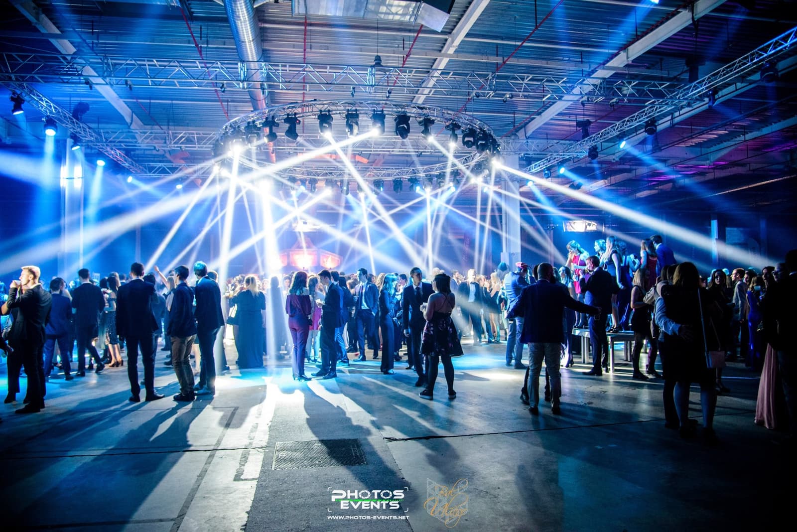 La grande halle et son anneau de lumières