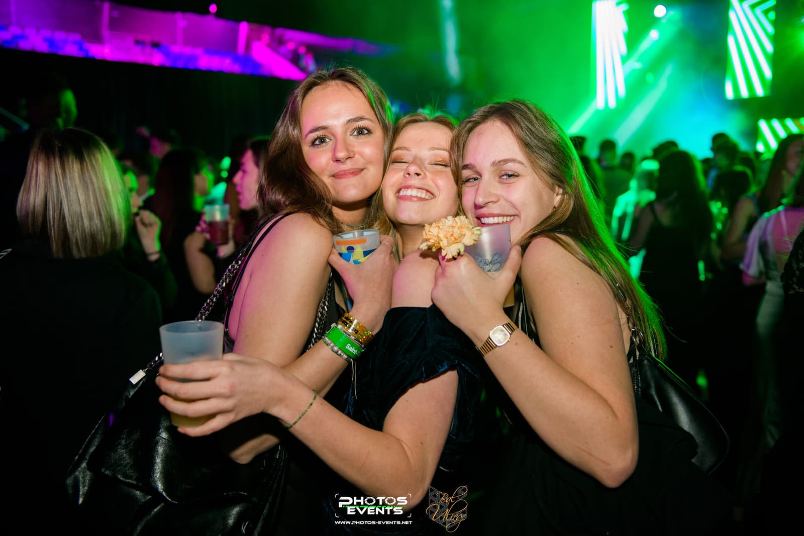 Trois amies devant la scène
