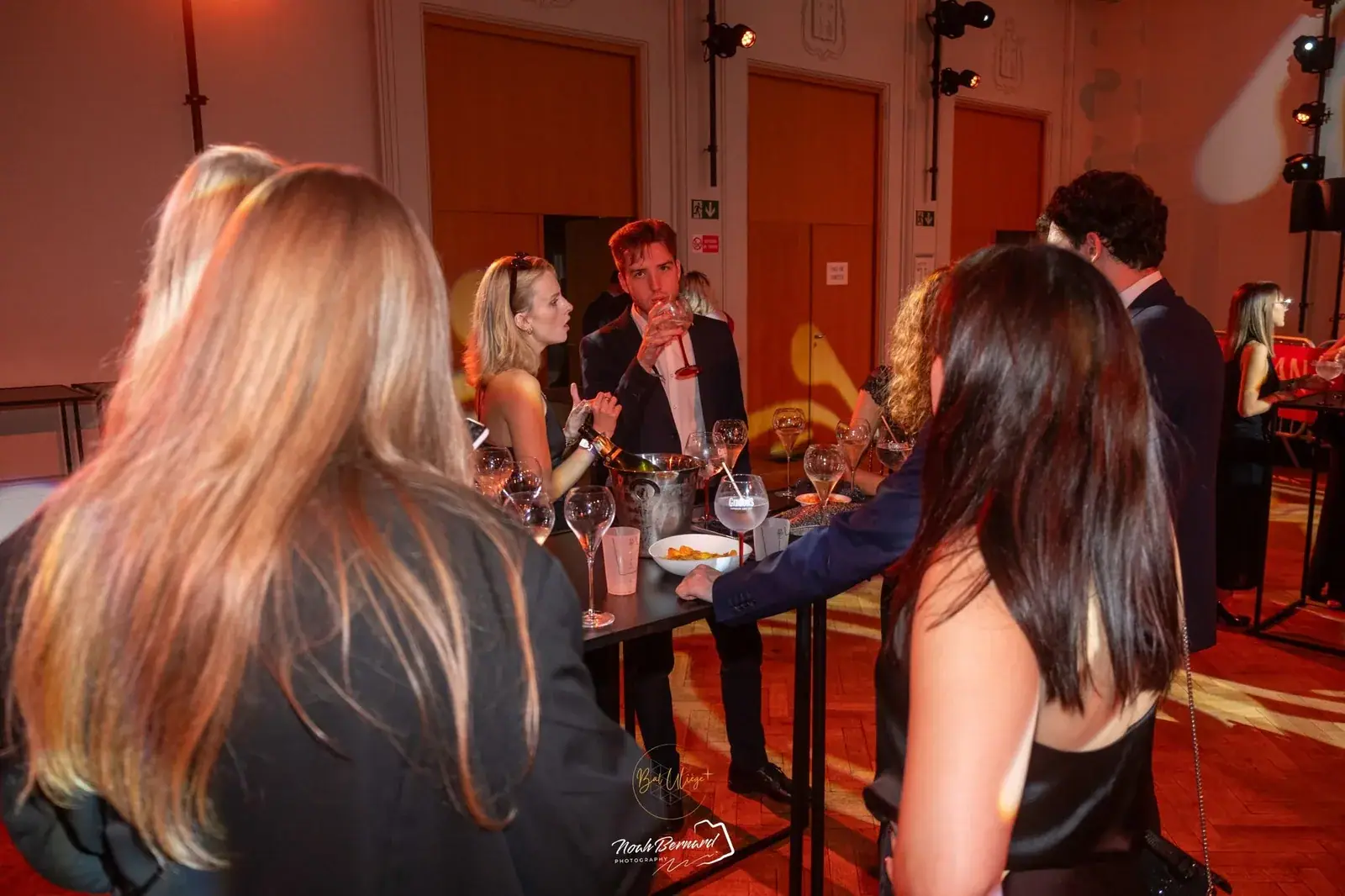 Une coupe autour d’une table haute